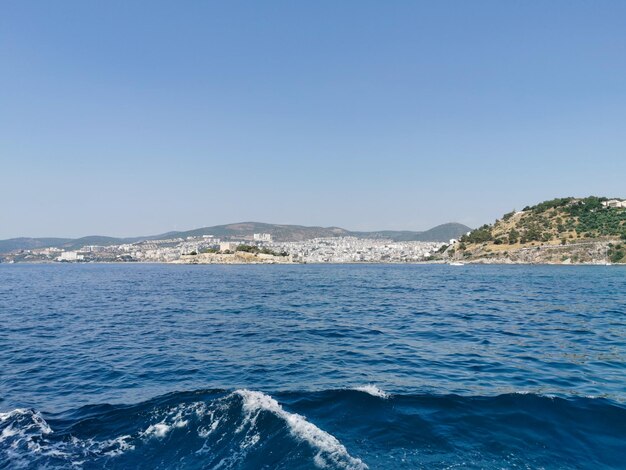 Panorama des montagnes la mer égée et la ville de kusadasi turquie