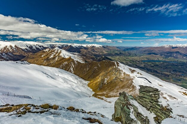 Panorama de montagnes de Nouvelle-Zélande et pistes de ski vus de la station de ski Coronet Peak Queenstown