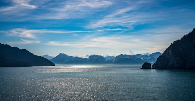 Panorama des montagnes par la baie de résurrection près de Seward en Alaska