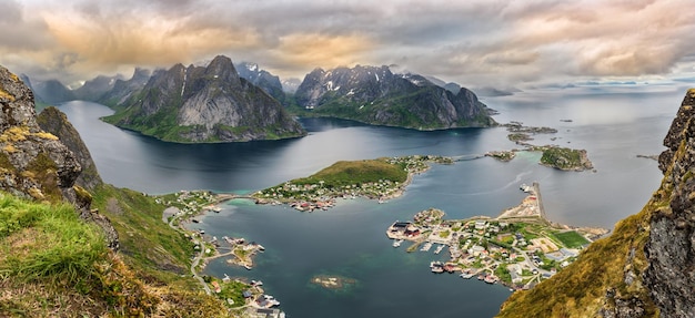 Panorama des montagnes et Reine dans les îles Lofoten Norvège