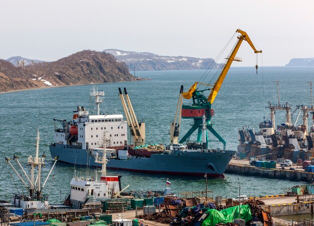 Panorama sur les navires à l'embarcadère, les grues portuaires sur le port maritime commercial Petropavlovsk-Kamchatsky