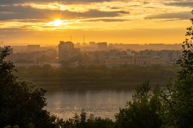 Panorama de Nijni Novgorod au coucher du soleil