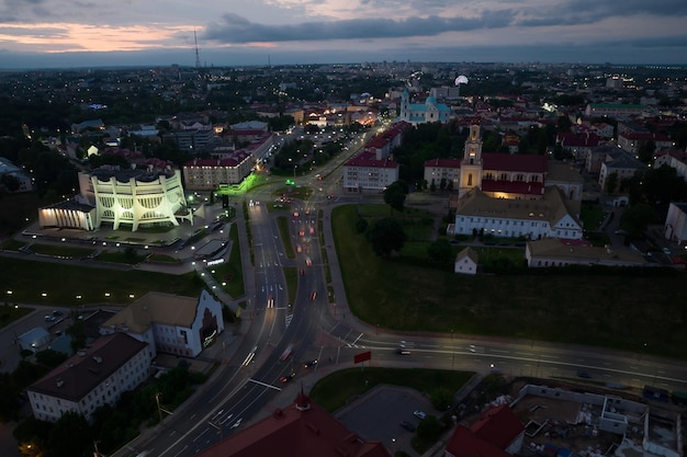 Panorama nocturne aérien surplombant la vieille ville développement urbain bâtiments historiques carrefour