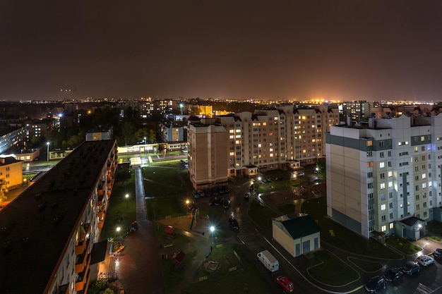 Panorama nocturne de la lumière dans les fenêtres d'un bâtiment à plusieurs étages dans une grande ville
