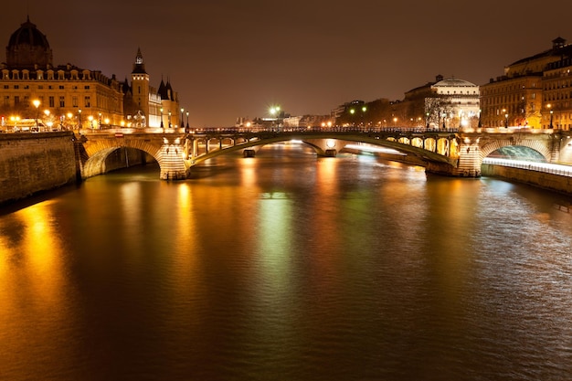 Panorama nocturne de la Seine à Paris