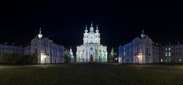 panorama nocturne surplombant la cathédrale Smolny Photo de haute qualité