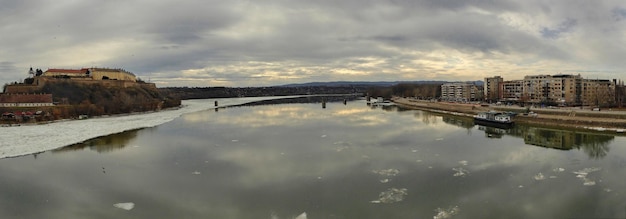 Panorama Novi Sad et la forteresse de Petrovaradin