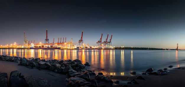 Panorama de nuit dans le port de Hambourg