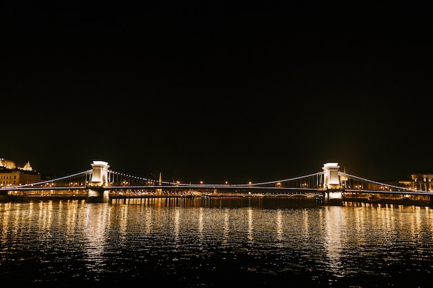 Panorama de nuit du pont des chaînes szechenyi à budapest avec éclairage