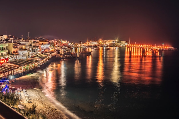 Panorama de nuit du quai dans la ville de Chersonissos, Crète, Grèce