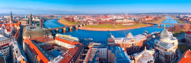 Panorama panoramique aérien de la vieille ville de dresde elbe avec augustus bridge hofkirche et roya