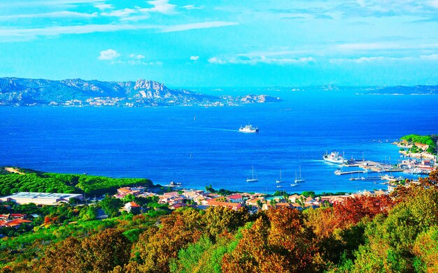 Panorama et paysage à La Maddalena de Costa Smeralda en mer Méditerranée en Sardaigne île d'Italie. Bateaux à Sardaigne en été. Province d'Olbie. Technique mixte.