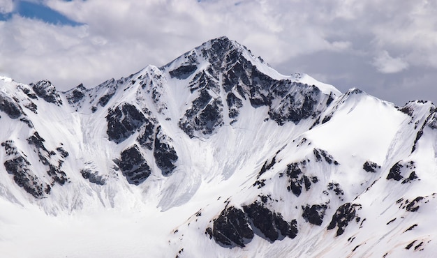 Panorama d'un paysage de montagne coloré avec les montagnes enneigées