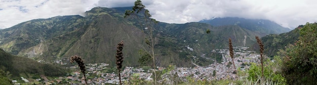 Panorama de paysage de ville de Banos de la ville sur le fond de m