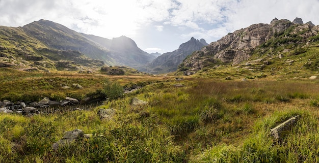 Panorama des paysages de montagne avec prairie situé dans une vallée fluviale dans les montagnes du Caucase d'Abkhazie