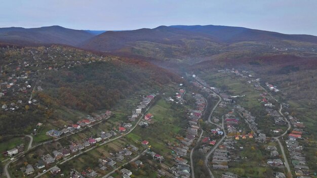 Panorama sur un petit village dans une vallée de montagne des carpates une saison d'automne