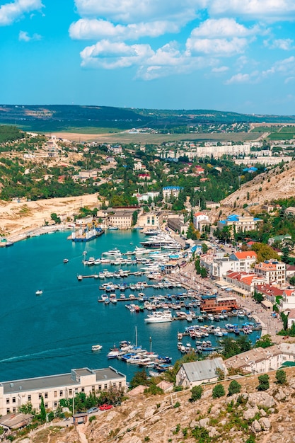 Un panorama pittoresque de la Balaclava avec des yachts et une baie colorée en été