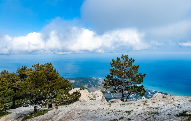 Photo panorama pittoresque d'un village côtier en bord de mer