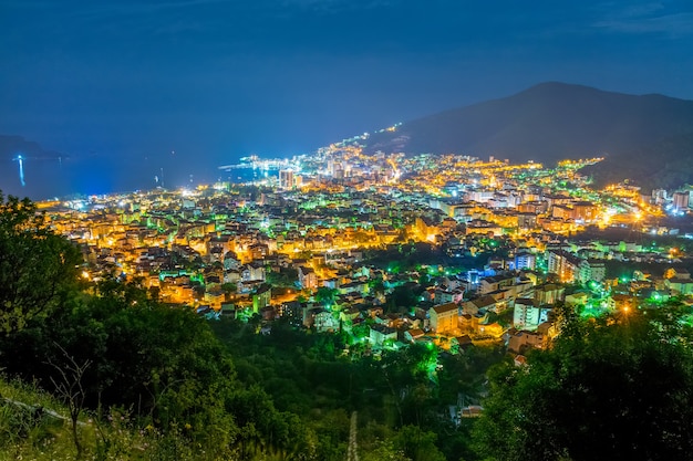 Un panorama pittoresque de la ville de nuit du haut de la montagne