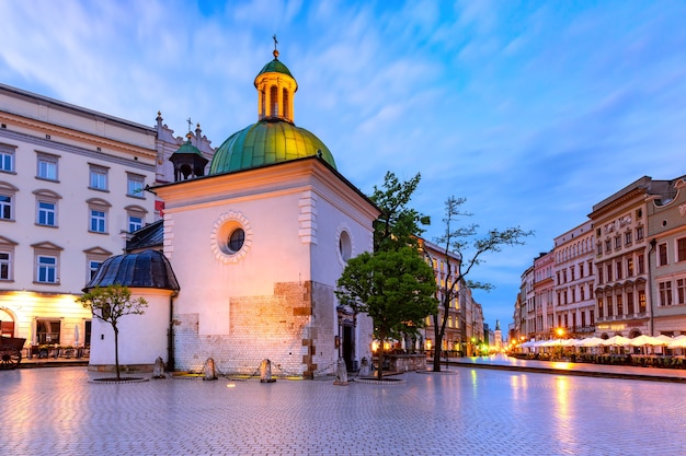 Panorama de la place du marché principale médiévale avec l'église de St Wojciech dans la vieille ville de Cracovie