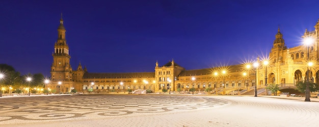 Panorama de la place d'Espagne ou de la Plaza de España à Séville la nuit Espagne