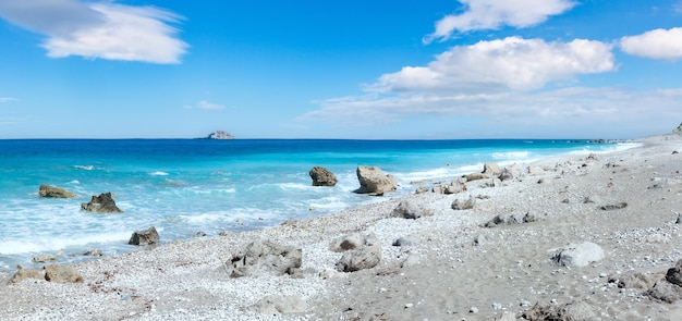 Panorama de la plage d'été de la côte de Lefkada Grèce