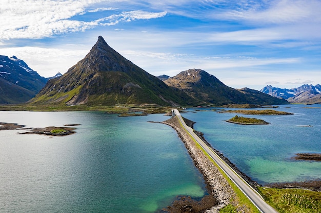 Panorama des ponts de Fredvang. Les îles Lofoten sont un archipel du comté de Nordland, en Norvège. Est connu pour un paysage distinctif avec des montagnes et des sommets spectaculaires, une mer ouverte et des baies abritées.