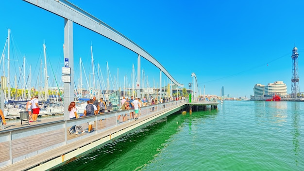 Panorama sur le port maritime de Barcelone et le pont mobile Maremagnum Puen