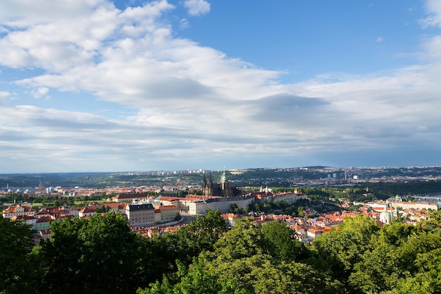 Panorama de Prague avec la cathédrale Saint-Guy et le château de Prague