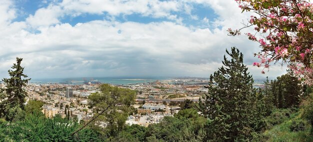 Panorama de printemps de la baie de Haïfa Israël