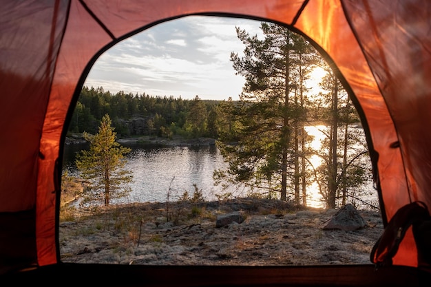 Panorama de la République de Carélie Nature du Nord de la Russie Vue sur le lac de la forêt avec des pins au coucher du soleil depuis la tente rouge Ladoga Skerries