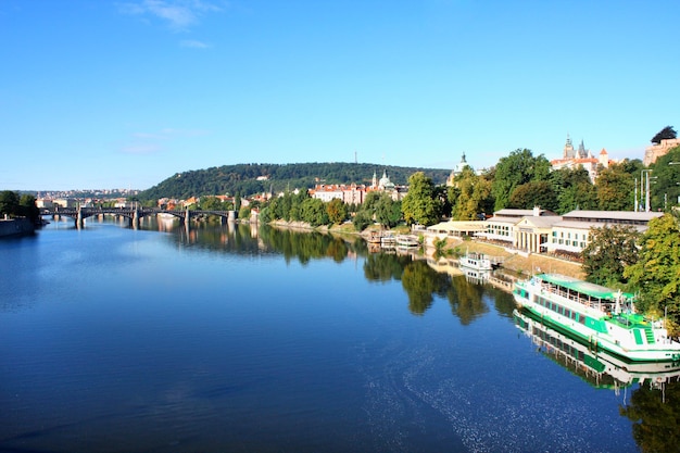 Panorama de la République tchèque de Prague avec le pont Charles historique et la rivière Vltava