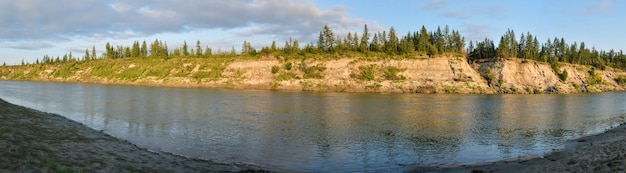 Panorama de la rivière dans le parc naturel de Taimyr