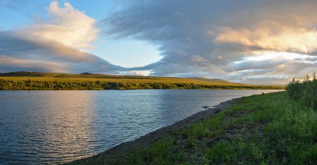 Panorama de la rivière dans le parc naturel de Taimyr