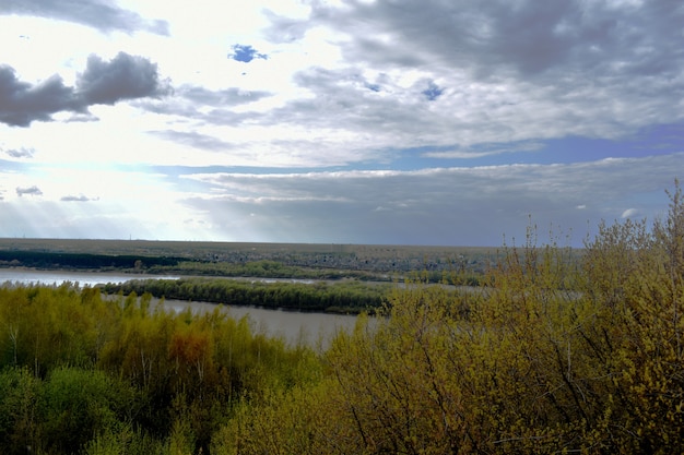 panorama sur la rivière et la forêt sur le rivage