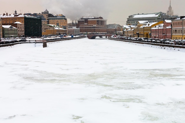 Panorama de la rivière gelée urbaine