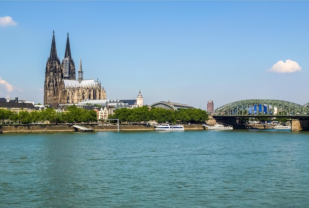 Panorama de la rivière HDR Koeln