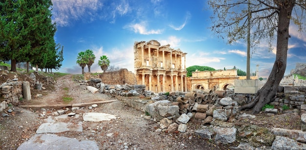 Panorama des ruines survivantes de la bibliothèque de Celsus à Éphèse