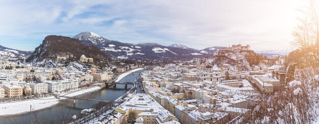 Panorama de Salzbourg en hiver Centre historique enneigé et soleil de la vieille ville