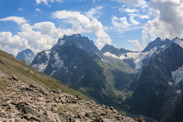 Panorama de la scène des montagnes avec un ciel bleu dramatique dans le parc national de Dombay, Caucase, Russie. Paysage d'été et journée ensoleillée