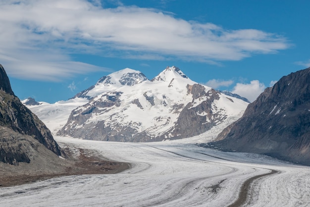 Panorama de la scène des montagnes, promenade à travers le grand glacier d'Aletsch, route Aletsch Panoramaweg dans le parc national Suisse, Europe. Paysage d'été, temps ensoleillé, ciel bleu et journée ensoleillée