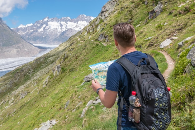 Panorama de la scène des montagnes, promenade à travers le grand glacier d'Aletsch, route Aletsch Panoramaweg dans le parc national Suisse, Europe. Paysage d'été, temps ensoleillé, ciel bleu et journée ensoleillée