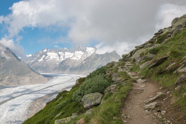 Panorama de la scène des montagnes, promenade à travers le grand glacier d'Aletsch, route Aletsch Panoramaweg dans le parc national Suisse, Europe. Paysage d'été, temps ensoleillé, ciel bleu et journée ensoleillée