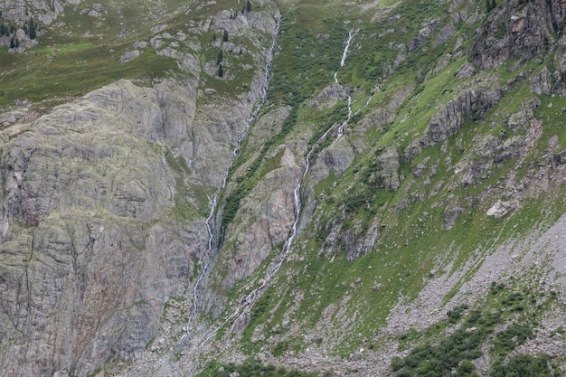 Panorama de la scène des montagnes sur la route du pont du Trift dans le parc national de la Suisse, de l'Europe. Ciel nuageux dramatique et paysage d'été ensoleillé