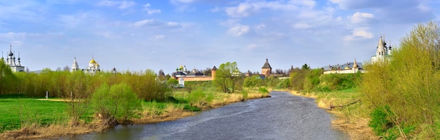 Panorama de Souzdal au bord de la rivière