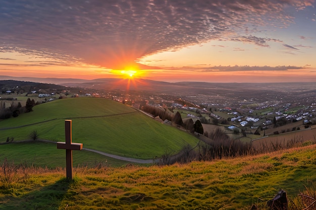 Panorama spectaculaire dimanche matin de Pâques lever du soleil avec croix sur la colline