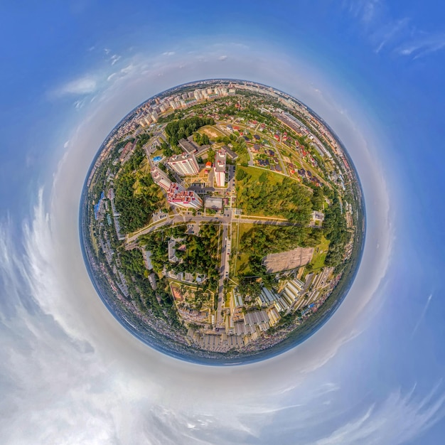 Panorama sphérique au-dessus du carrefour de la ville