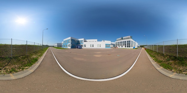 Panorama sphérique complet à 360 degrés sans couture dans une projection équirectangulaire de la zone industrielle extérieure