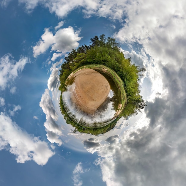 Panorama sphérique de la petite planète 360 degrés Vue aérienne sphérique dans la forêt en belle journée Courbure de l'espace