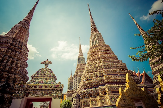 Panorama des stupas et de la pagode antiques dans le temple de Wat Pho à Bangkok